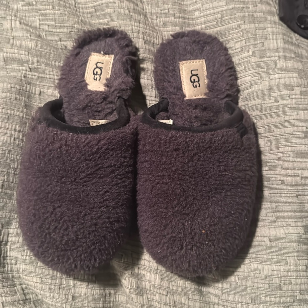 Women’s Ugg slippers, navy, in good used condition size 6